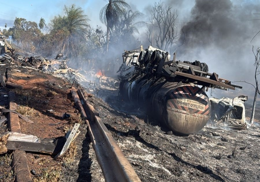 Acidente terrível na BR-267 mata três pessoas carbonizadas; família conseguiu sobreviver Acidente terrível na BR-267 mata três pessoas carbonizadas; família conseguiu sobreviver