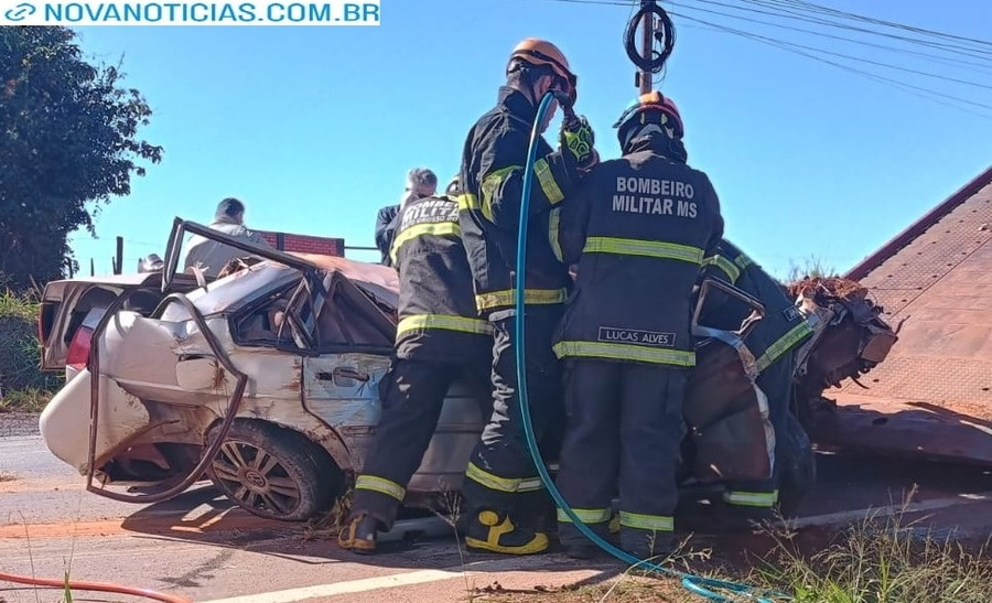 Casal morre ao ter carro atropelado e arrastado por carreta na MS-134