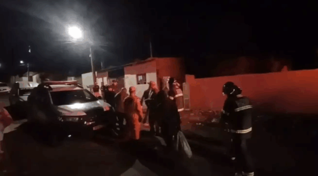 Corpo é encontrado após incêndio em residência usada por usuários de drogas Corpo é encontrado após incêndio em residência usada por usuários de drogas