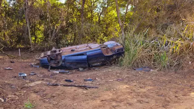 Contrabandista capota e abandona carro lotado de brinquedos em córrego de Rio Brilhante
