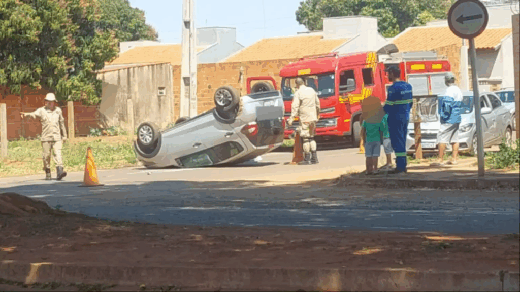 Carro capota após acidente em cruzamento do bairro Jardim Columbia