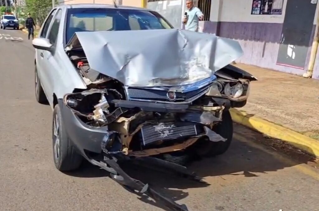 Motorista provoca acidente na Rua Brilhante e abandona carro; noivos e pastor se salvaram