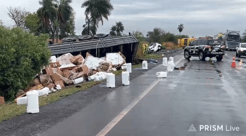 Motorista morre ao bater carro em carreta carregada de defensivos agrícolas Motorista morre ao bater carro em carreta carregada de defensivos agrícolas