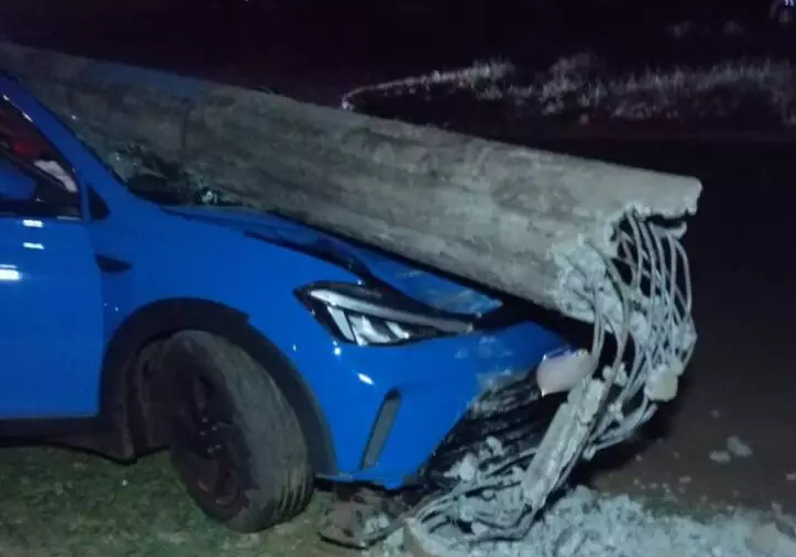 Dois acidentes com carros e postes deixam bairros sem energia em Campo Grande