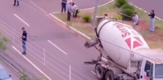 Vídeo: caminhão betoneira não consegue subir e esparrama concreto na rua