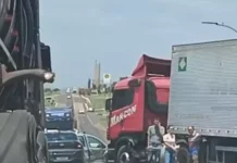Acidente entre caminhão e carros causa congestionamento na BR-262