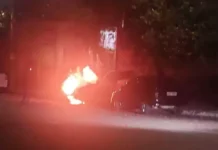 Carro pega fogo no Centro de Campo Grande e motorista escapa ileso