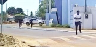 Homem que tentou matar adolescente por recusa de namoro foge da polícia mesmo algemado