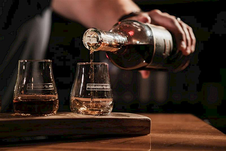 Veja orientações, sinais de alerta e cuidados para evitar o consumo de bebidas falsas
