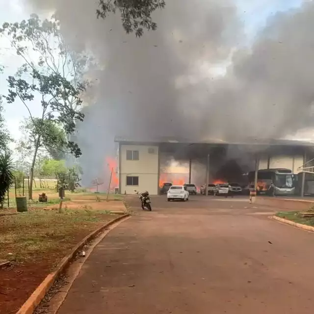 Incêndio de grandes proporções atinge almoxarifado da UFGD em Dourados Incêndio de grandes proporções atinge almoxarifado da UFGD em Dourados