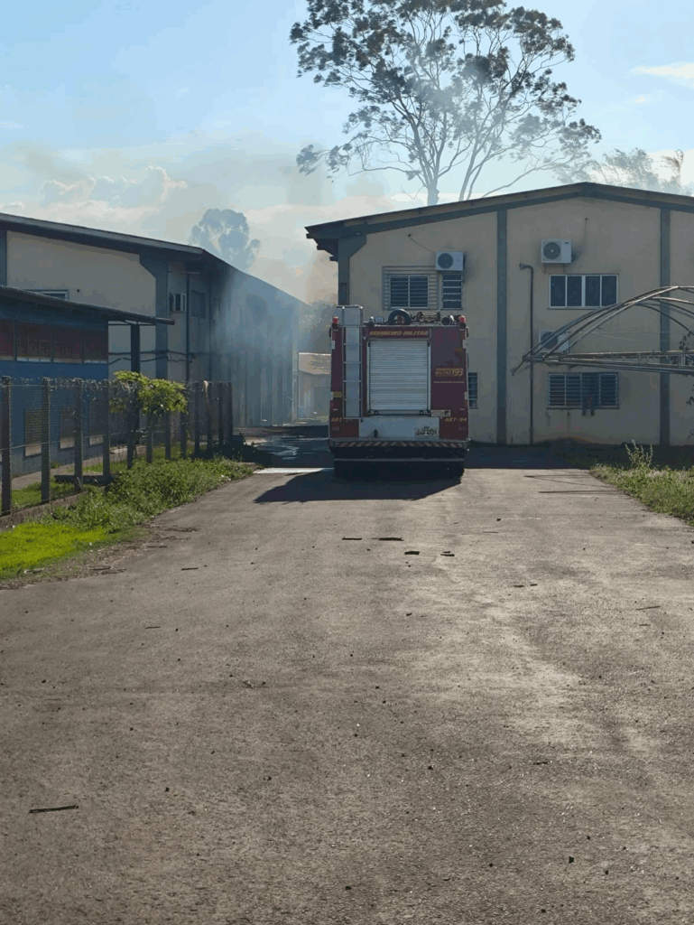 Incêndio de grandes proporções atinge almoxarifado da UFGD em Dourados Incêndio de grandes proporções atinge almoxarifado da UFGD em Dourados