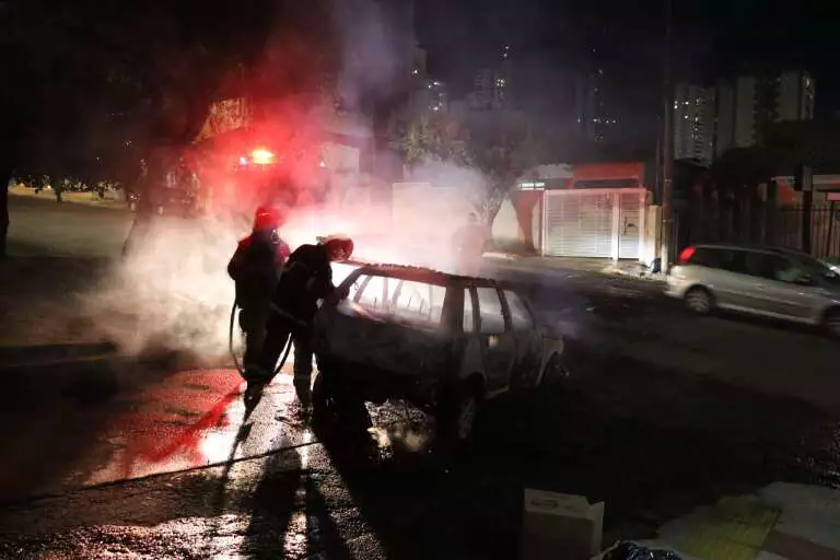 Carro pega fogo no Centro de Campo Grande e motorista escapa ileso