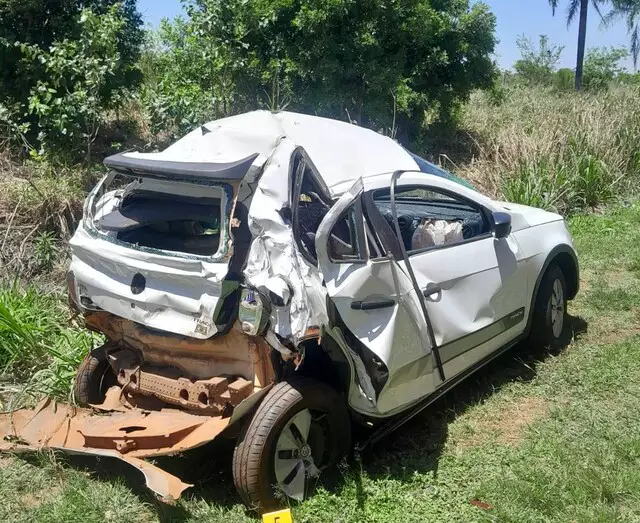 Carreta não percebe 'pare e siga' na BR-163 e provoca acidente com dois carros e outra carreta Carreta não percebe 'pare e siga' na BR-163 e provoca acidente com dois carros e outra carreta