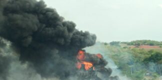 Vídeo: carreta carregada de produtos químicos tomba e pega fogo na BR-158