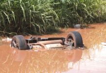 Criança e familiares são resgatados após carro cair em vala na BR-163