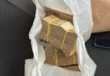 PF flagra momento em que ex-policial paga propina de R$ 160 mil para policial da ativa