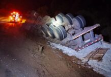 Carreta carregada de algodão tomba na MS-480 em Anaurilândia