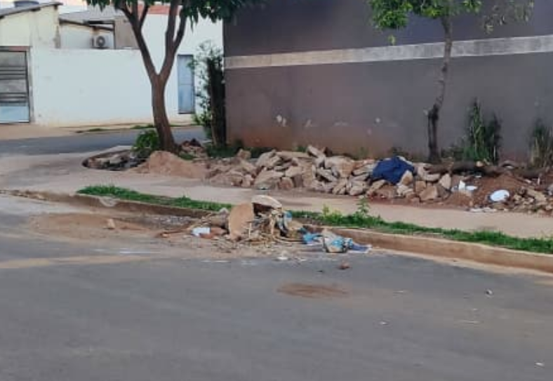 Descaso público: entulho deixado por obra da prefeitura se acumula há três meses em rua da Capital Descaso público: entulho deixado por obra da prefeitura se acumula há três meses em rua da Capital