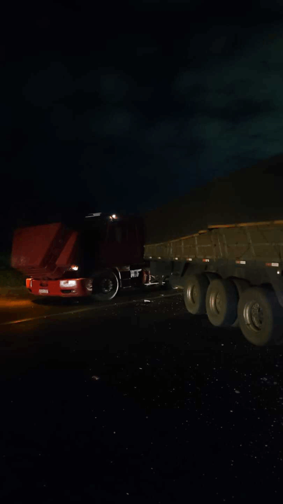 Acidente entre carreta e caminhão boiadeiro paralisa BR-163 por três horas Acidente entre carreta e caminhão boiadeiro paralisa BR-163 por três horas