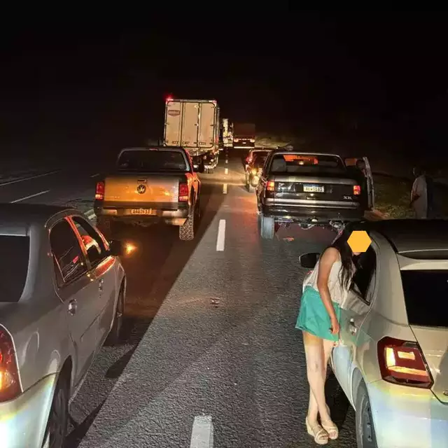 Acidente entre carreta e caminhão boiadeiro paralisa BR-163 por três horas Acidente entre carreta e caminhão boiadeiro paralisa BR-163 por três horas