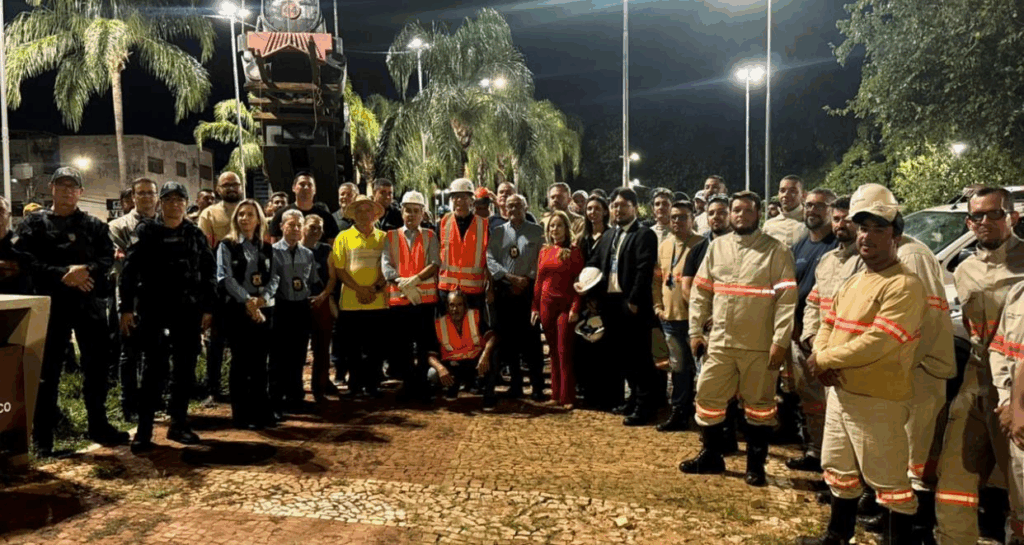 Força-tarefa remove cabos soltos e clandestinos no Centro de Campo Grande Força-tarefa remove cabos soltos e clandestinos no Centro de Campo Grande