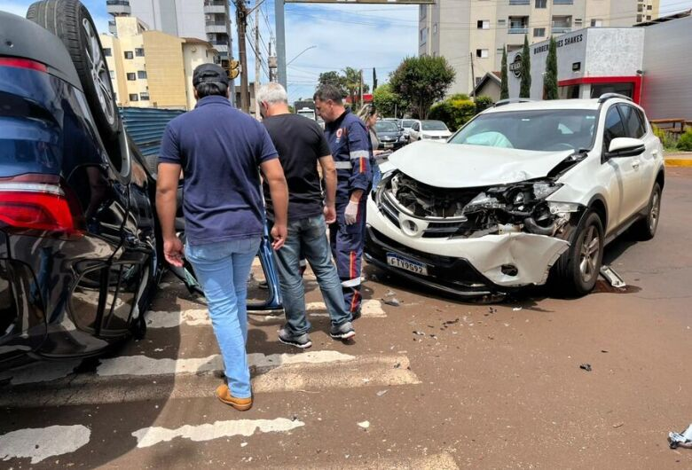 Veículo de luxo capota após colisão em cruzamento movimentado de Dourados