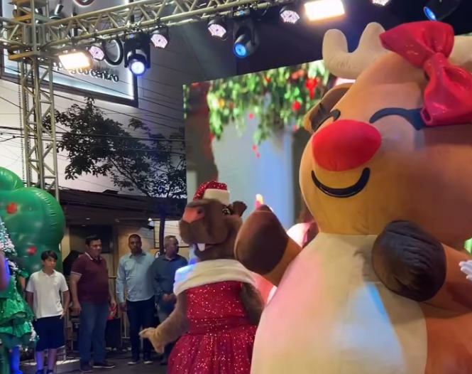 Natal dos Sonhos 2025 estreia com multidão e personagens icônicos no Centro de Campo Grande