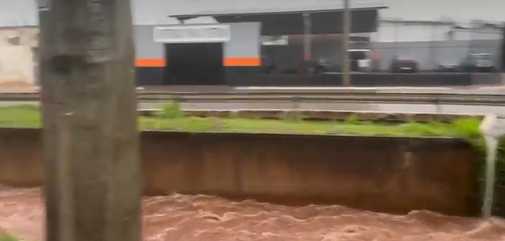 Temporal deixa Avenida Afonso Pena interditada com queda de árvores e poste