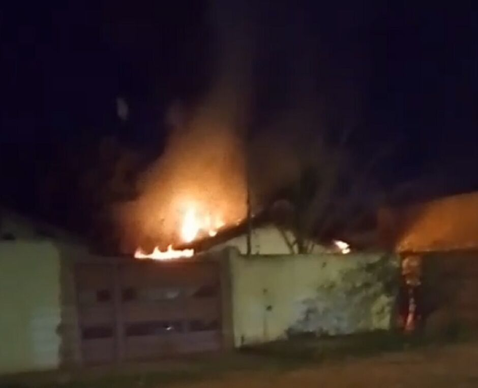 Casa é consumida pelo fogo no Jardim Noroeste; suspeita de incêndio criminoso Casa é consumida pelo fogo no Jardim Noroeste; suspeita de incêndio criminoso