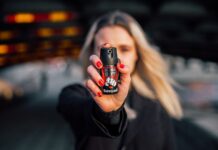 PL autoriza venda de spray de pimenta em farmácias para mulheres se defenderem