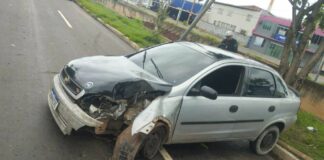 Vídeo: veículo fica destruído ao bater em poste de iluminação na Capital