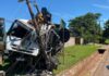 Caminhão tem cabine destruída ao bater em poste e motorista fica preso às ferragens