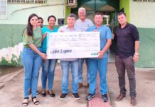 Lidio Lopes visita Rio Negro e entrega computadores à Escola Leontino