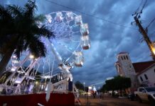 Natal Encantado ganha roda gigante de 26 metros e famílias aprovam a atração