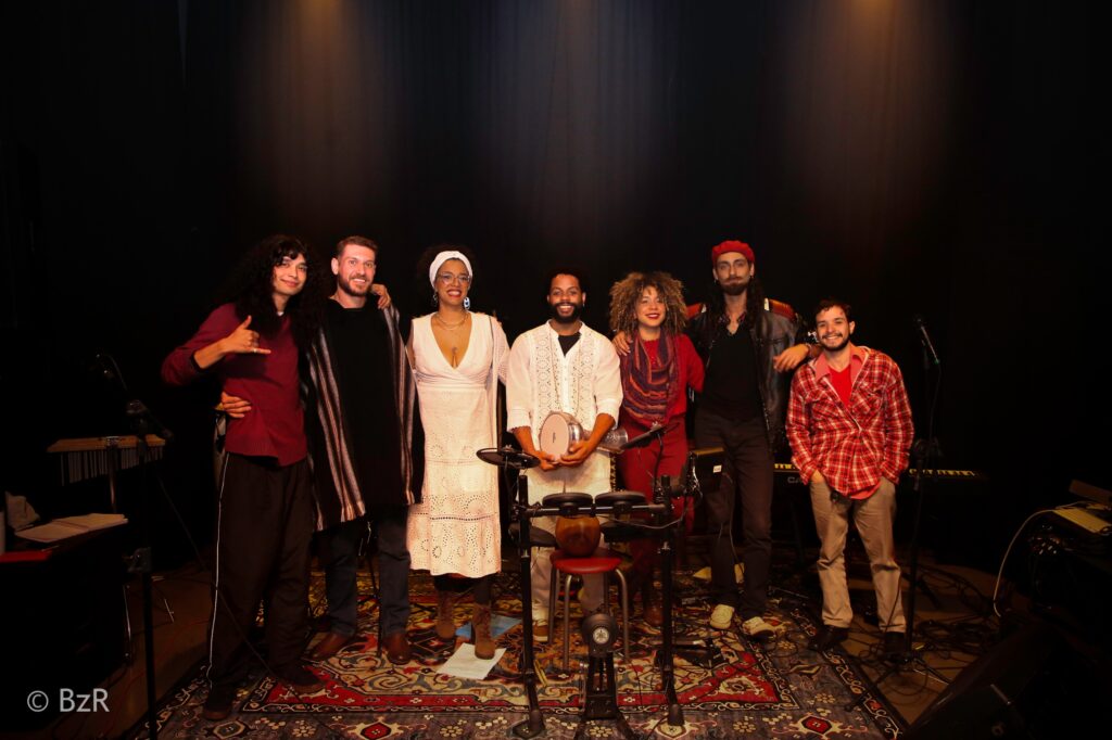 Tradições afro-brasileira e surrealismo se juntam em musical de Jorge Aluvaiá e o Capuz Negro Tradições afro-brasileira e surrealismo se juntam em musical de Jorge Aluvaiá e o Capuz Negro