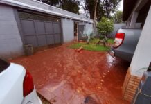 Defesa Civil age após enxurrada invadir residências construídas abaixo do nível da rua