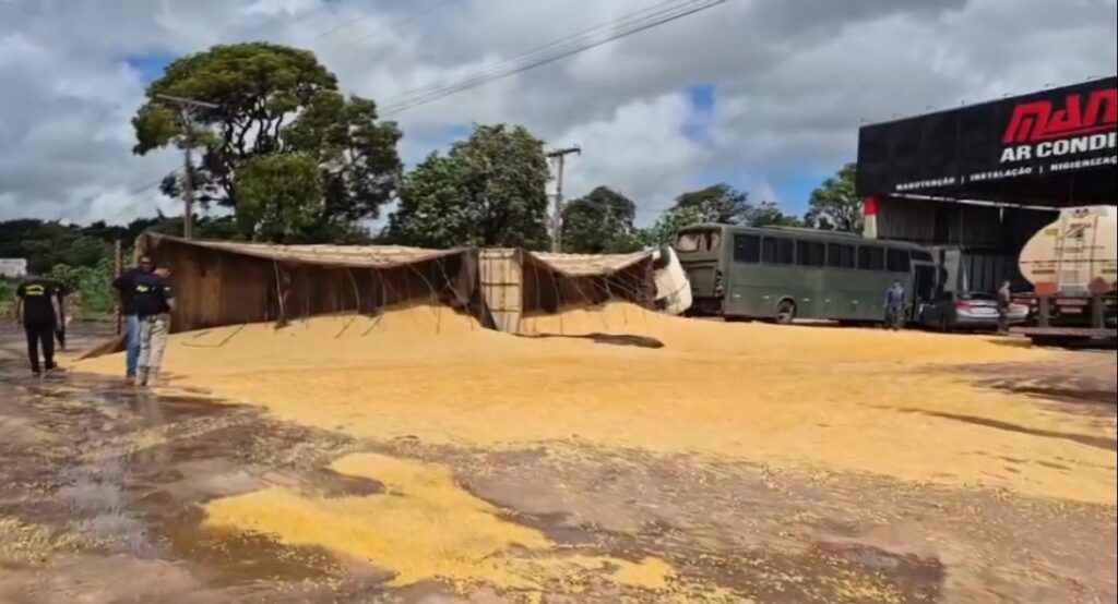 Vídeo: carreta fez curva em alta velocidade e tombou no pátio de oficina na BR-163