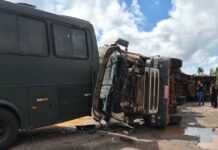 Vídeo: carreta fez curva em alta velocidade e tombou no pátio de oficina na BR-163