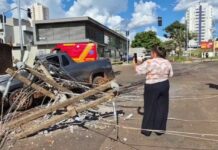 Caçamba levantada derruba postes e atinge veículos na Rua Rachid Neder