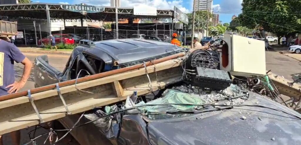 Caçamba levantada derruba postes e atinge veículos na Rua Rachid Neder Caçamba levantada derruba postes e atinge veículos na Rua Rachid Neder