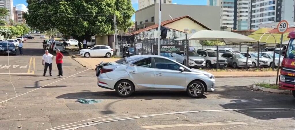 Caçamba levantada derruba postes e atinge veículos na Rua Rachid Neder Caçamba levantada derruba postes e atinge veículos na Rua Rachid Neder