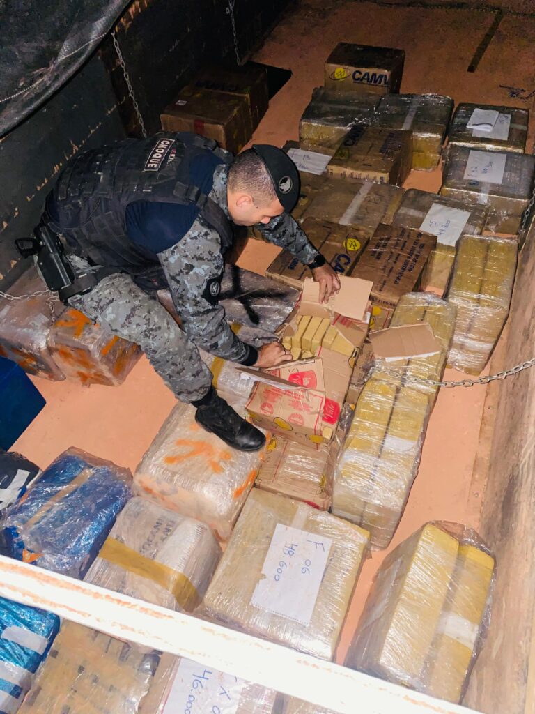 Choque apreende quase 1,5 tonelada de maconha em carreta na Av. Guaicurus