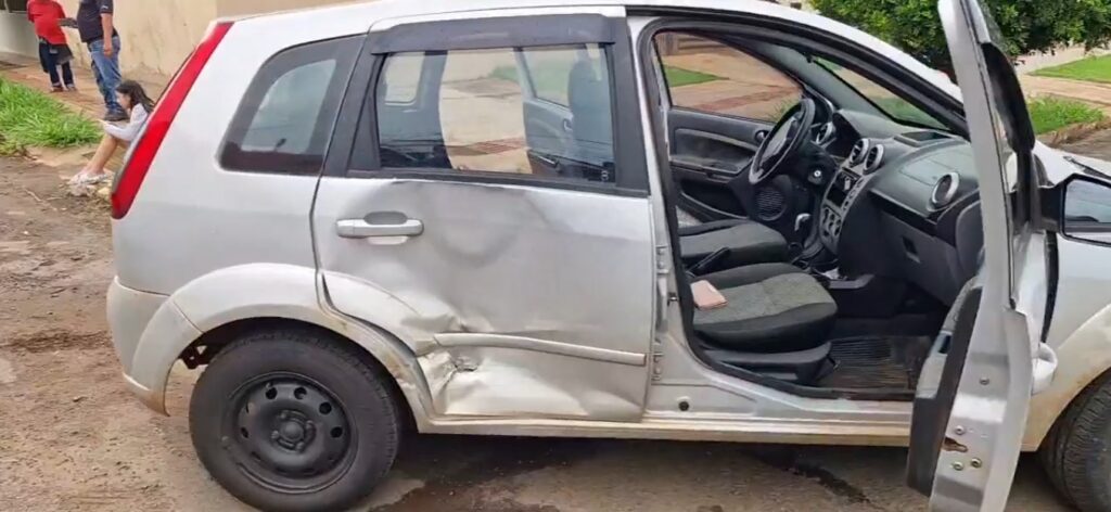 Ônibus acerta lateral de veículo durante ultrapassagem no bairro Vila Nasser