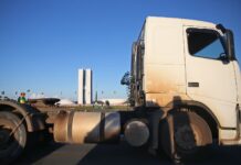 Paralisação de caminhoneiros perde força e revela divisão na categoria