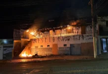 Prédio comercial desocupado pega fogo na Avenida Mascarenhas de Moraes