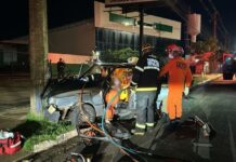 Carro bate em poste no Coronel Antonino e motorista fica presa às ferragens