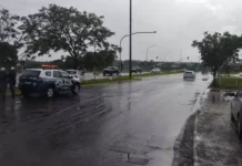 Colisão violenta contra árvore na Avenida João Arinos termina com morte de condutor