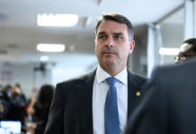 Direita racha sobre 2026 e candidatura de Flávio Bolsonaro enfrenta resistência
