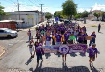 Caminhada reúne moradores de Ladário em apoio ao fim da violência contra a mulher