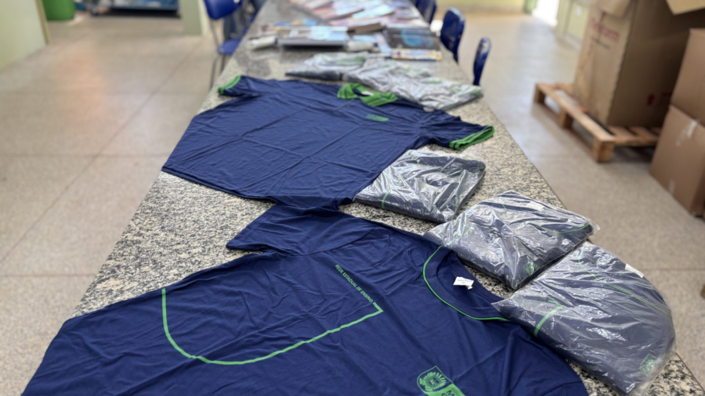 Kits escolares e uniformes de 2026 começam a ser entregues em MS